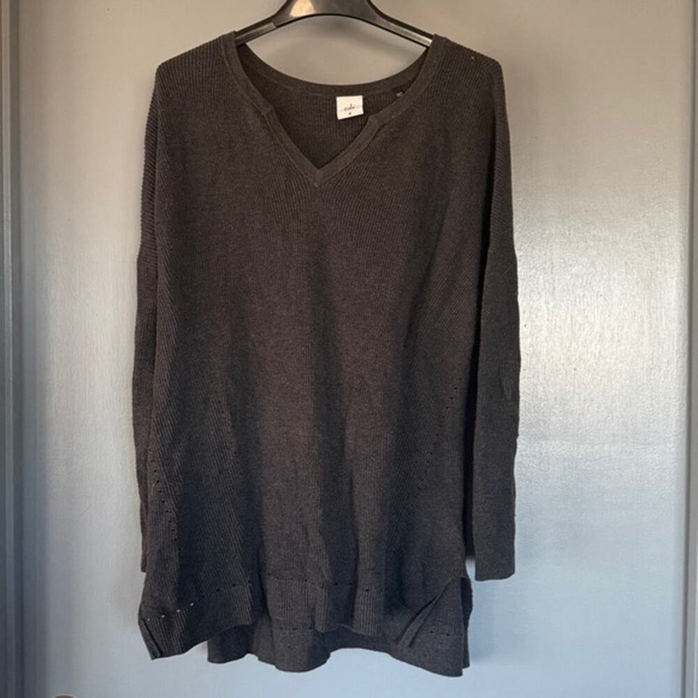 Cabi Ribbed Knit Gray V-Neck Long Sleeved Sweater sz M Closet Basic Staple